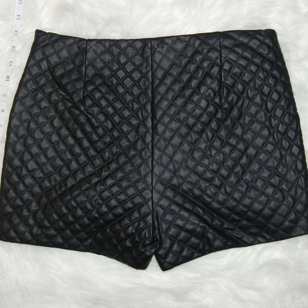 NWOT Dani Collection Black Shorts Sz L